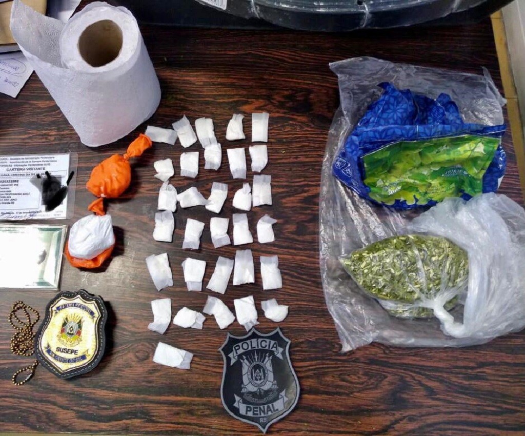 Agentes aprendem drogas escondidas dentro de rolos de papel higiênico na PERG