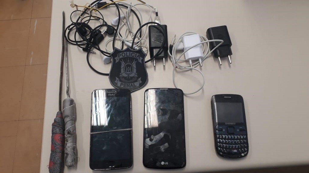  Aparelhos celulares e facas artesanais são apreendidos na Perg