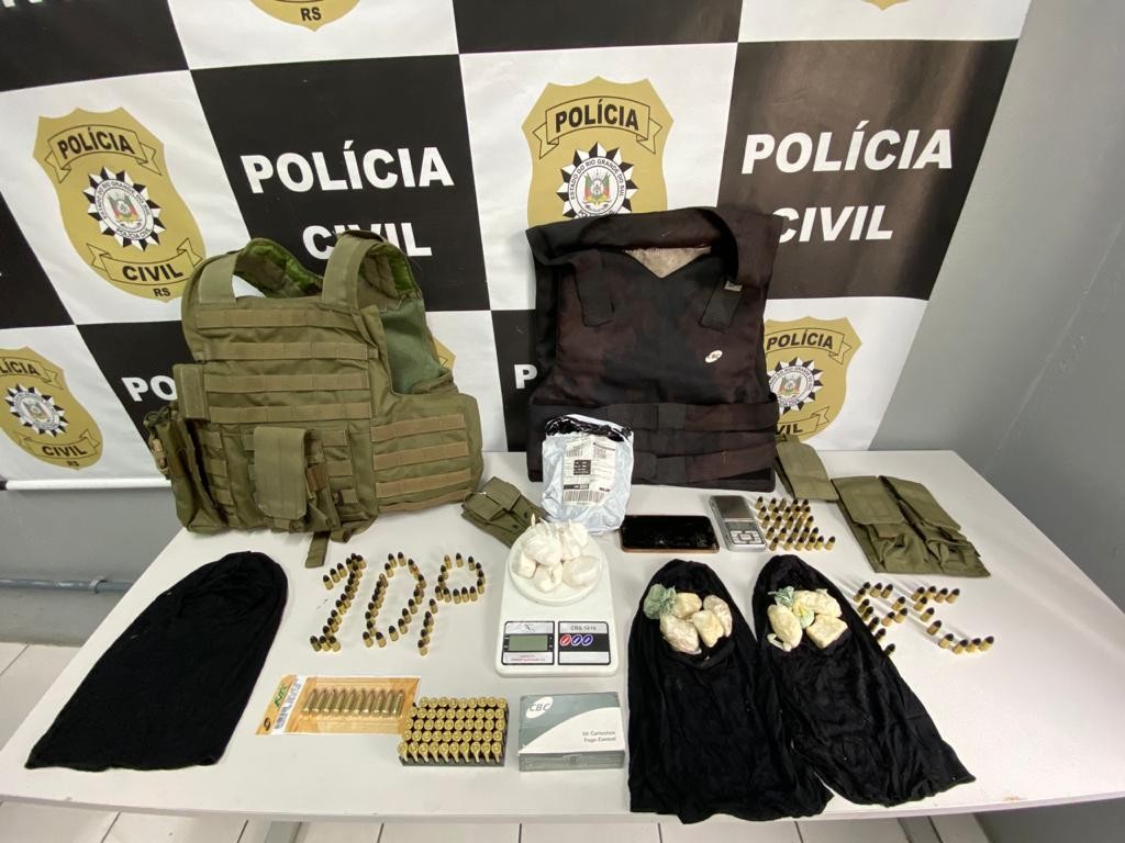 Polícia Civil cumpre mandados de busca e apreensão e prende traficante