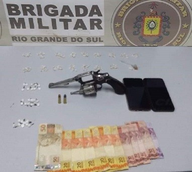 Brigada Militar prende dupla por tráfico de drogas e porte ilegal de arma de fogo no BGV