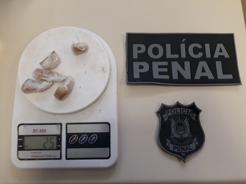 Agentes localizam drogas escondidas dentro de pote de shampoo na Perg