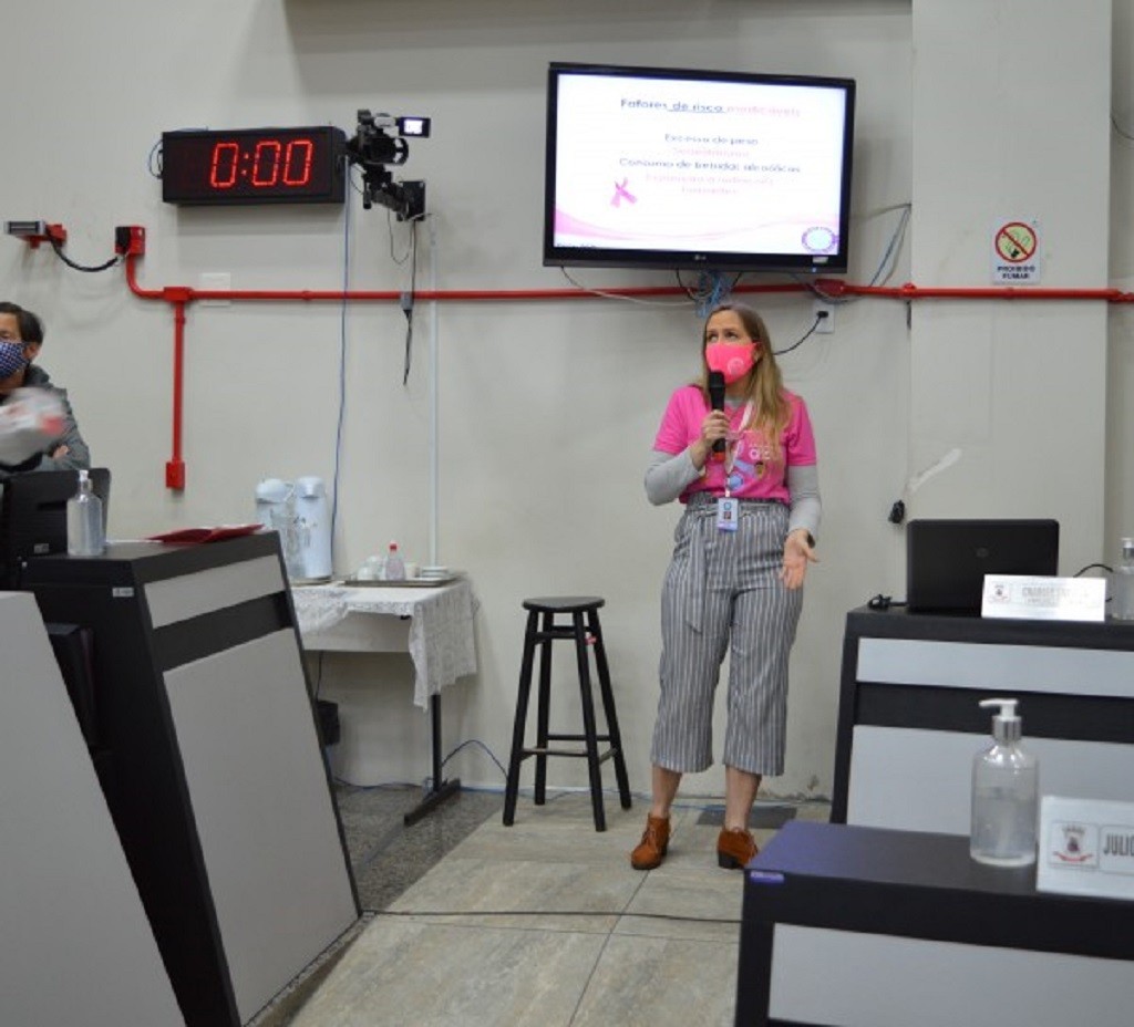 Câmara Municipal recebe palestra sobre prevenção do câncer de mama