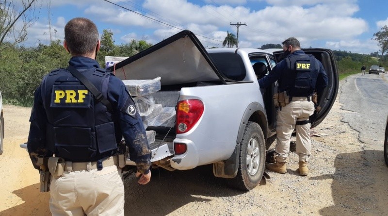 PRF prende traficante armado transportando quase 700 quilos de maconha em Pelotas