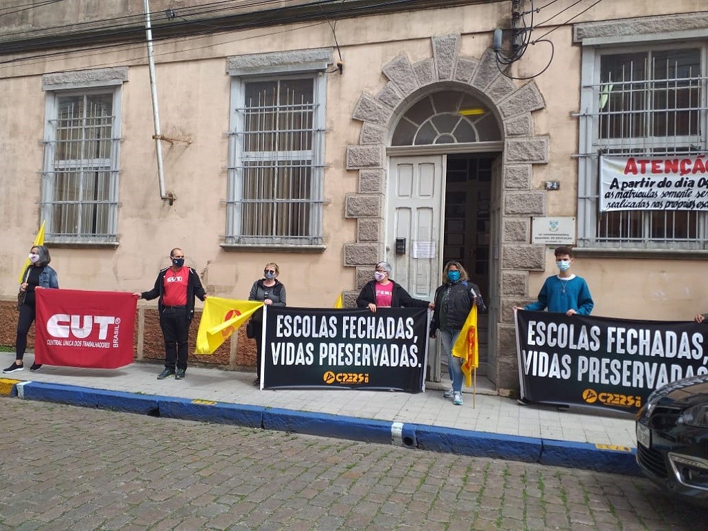 Cpers Rio Grande realiza protesto sobre retomada de aulas presenciais na rede estadual