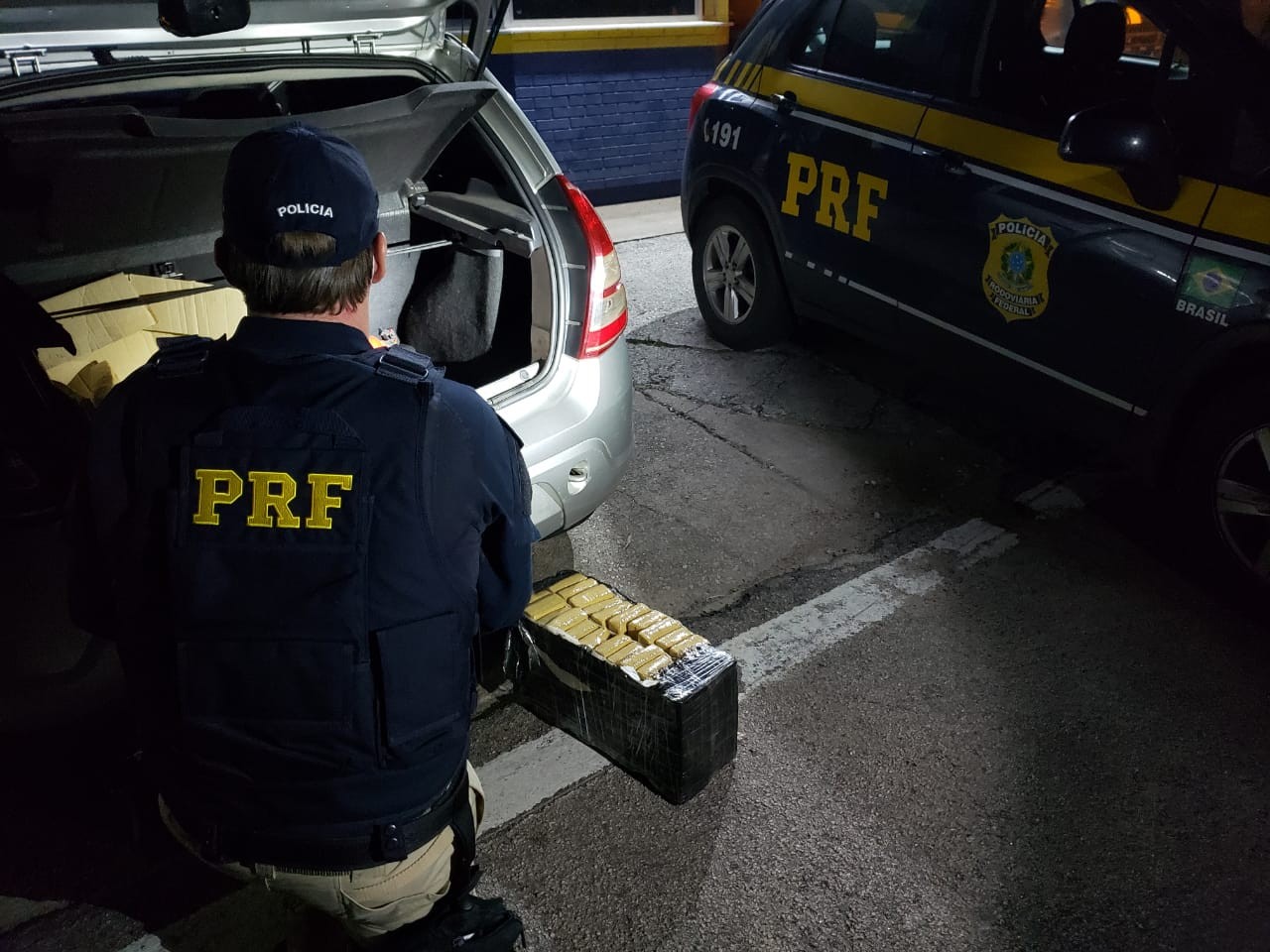 PRF prende duas pessoas transportando 39 kg de maconha no porta-mala de um veículo em Pelotas 