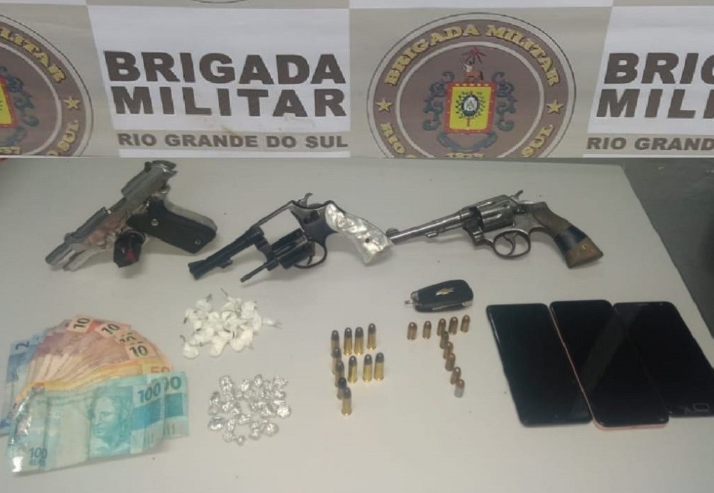Quatro pessoas são presas por porte ilegal de arma de fogo e tráfico de drogas em Rio Grande