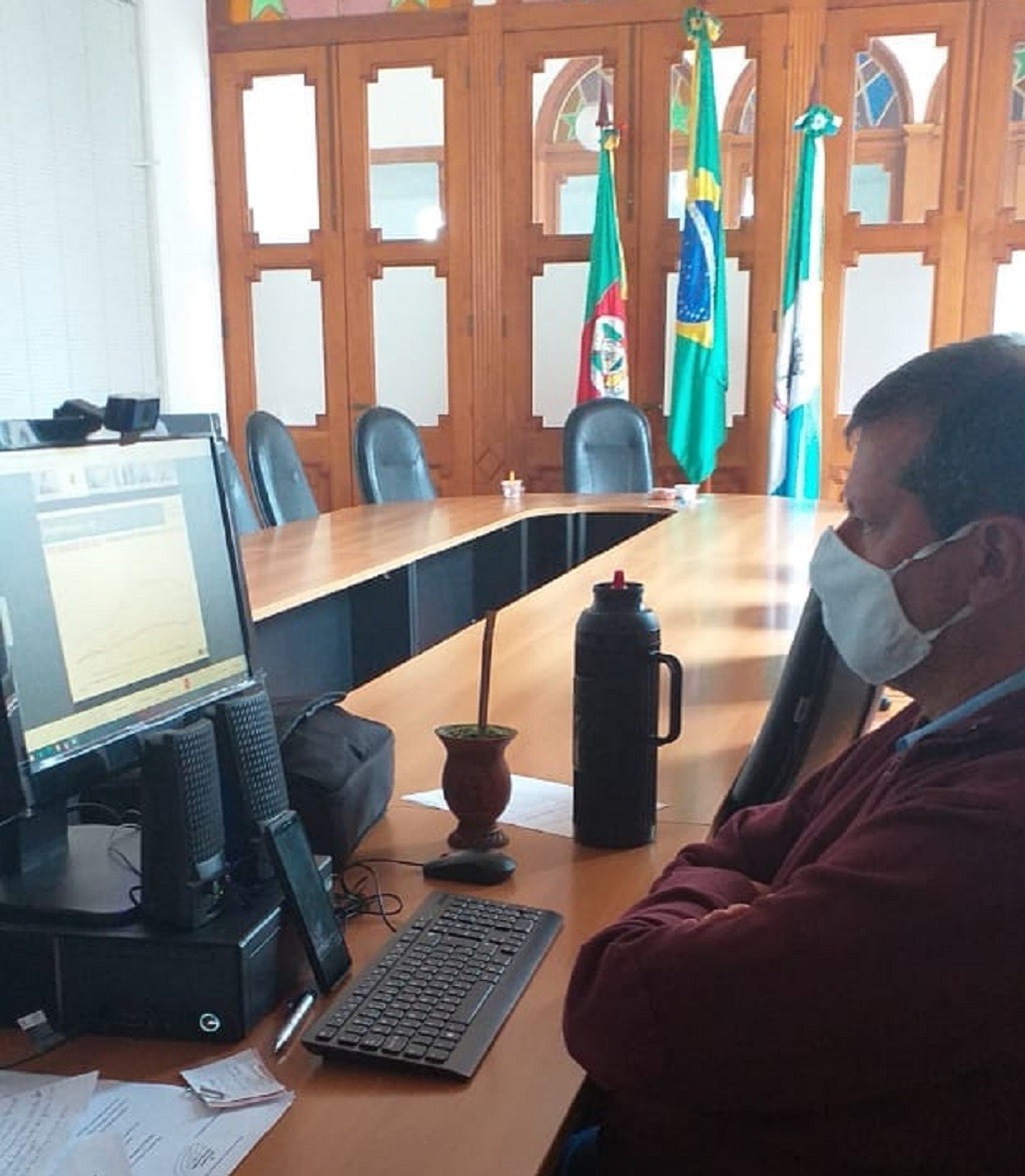 Prefeito Alexandre Lindenmeyer participa de reunião sobre retomada das aulas presenciais
