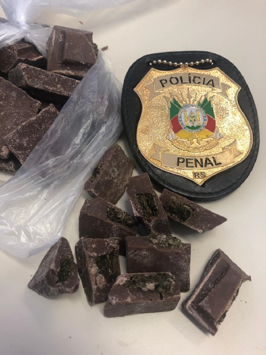 Agentes aprendem drogas escondidas dentro de tabletes de chocolates na Perg
