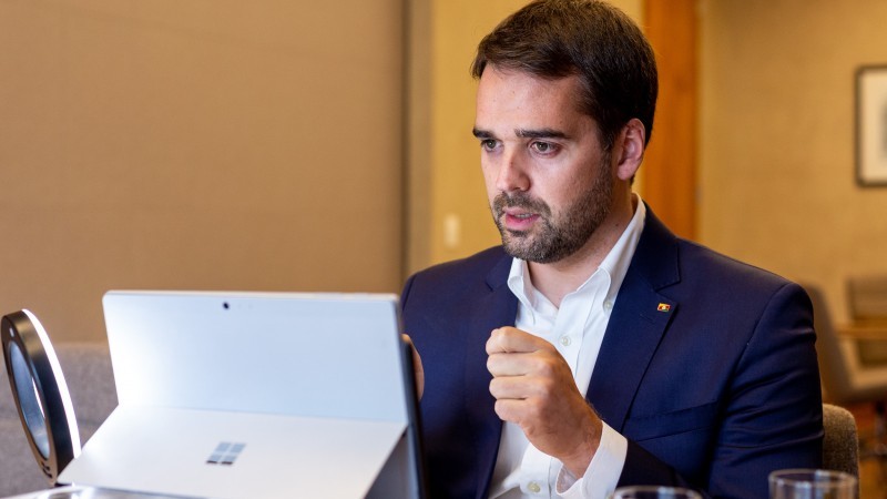 Governo estadual passa a permitir aulas presenciais em regiões com bandeira vermelha