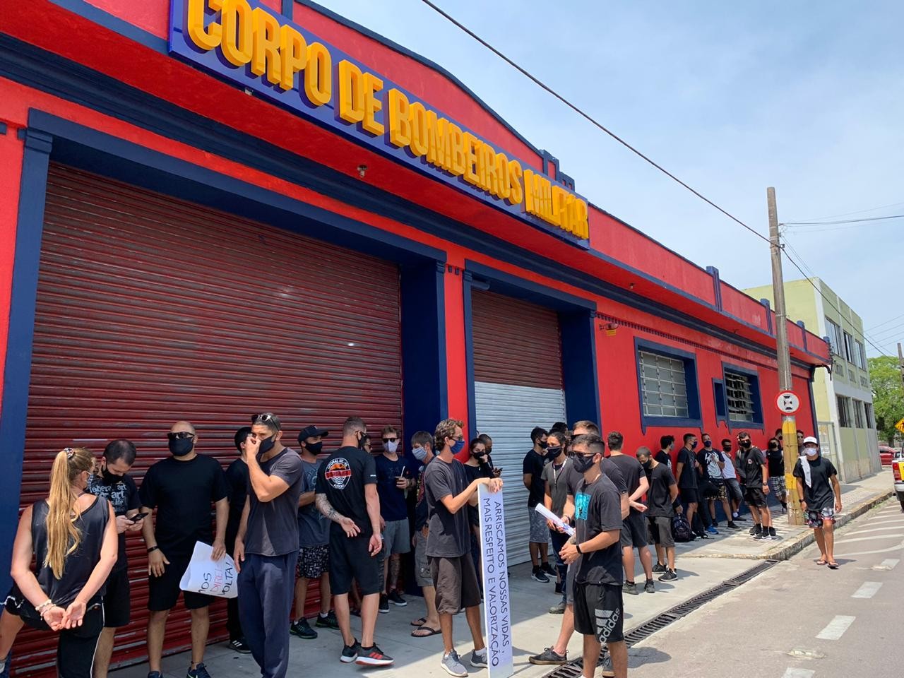 Guarda-vidas Civis realizam protesto em frente ao Corpo de Bombeiros