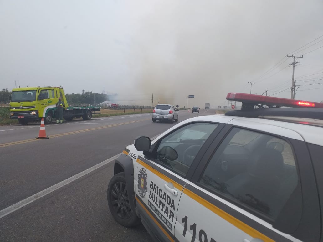 Equipes atuam em conjunto para tentar conter incêndio em vegetação no Distrito Industrial