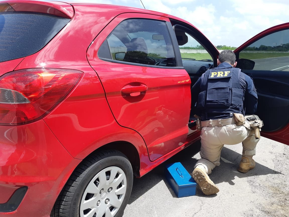 PRF recupera em Pelotas carro clonado que foi vendido em loja de veículos de RG