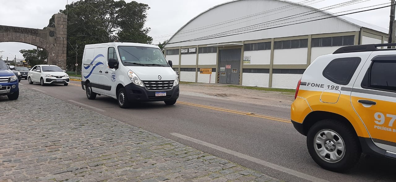 Corpo do político Charles Saraiva é sepultado em Pelotas