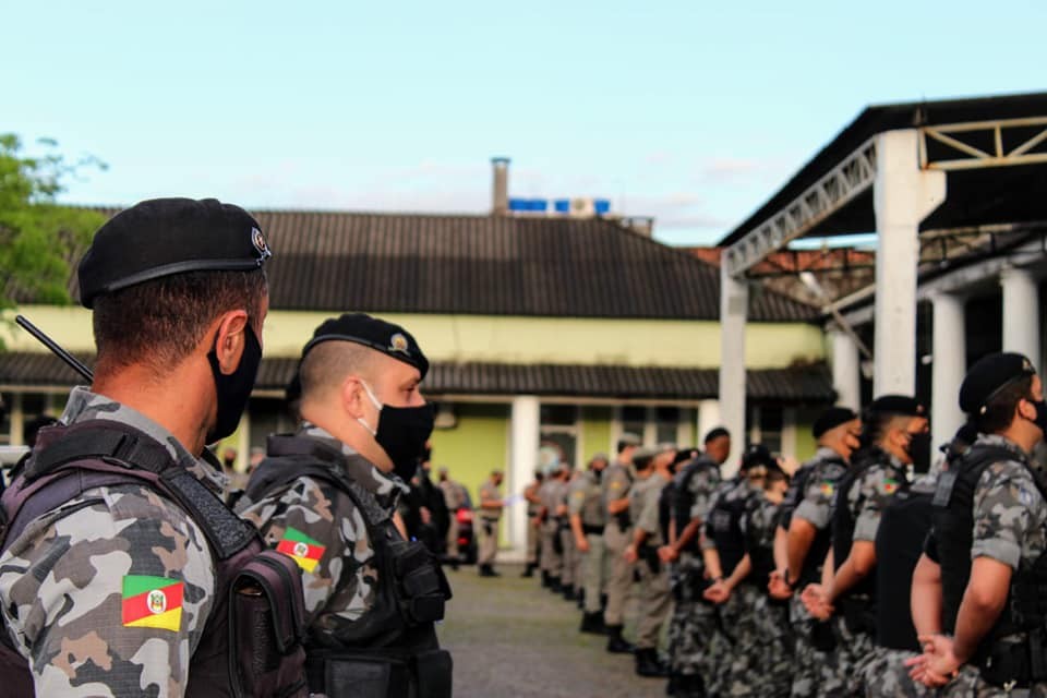 Homem é preso na Henrique Pancada, em RG, por tráfico de drogas e porte ilegal de arma de fogo