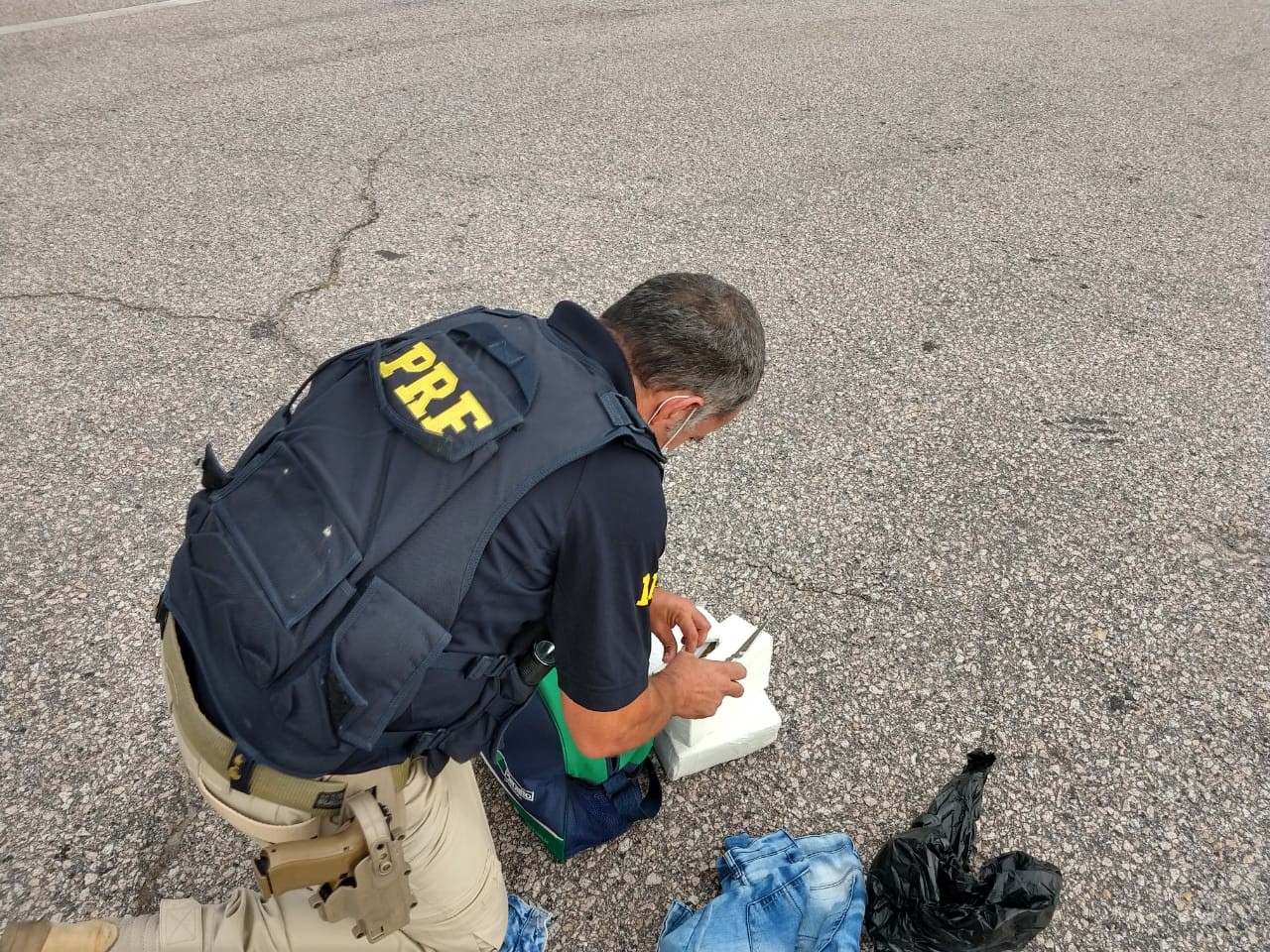 PRF prende mulher com maconha dentro de ônibus em Pelotas