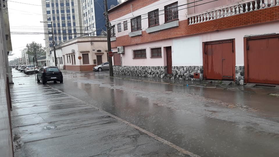 Chuva intensa na madrugada de segunda-feira deixa ruas alagadas