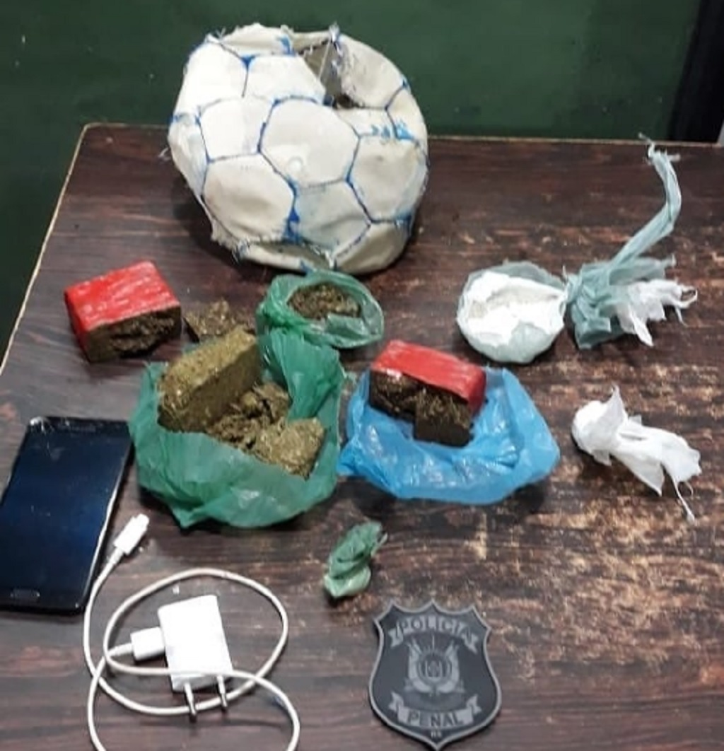 Agentes localizam drogas e celulares dentro de uma bola no Presídio de Santa Vitória do Palmar