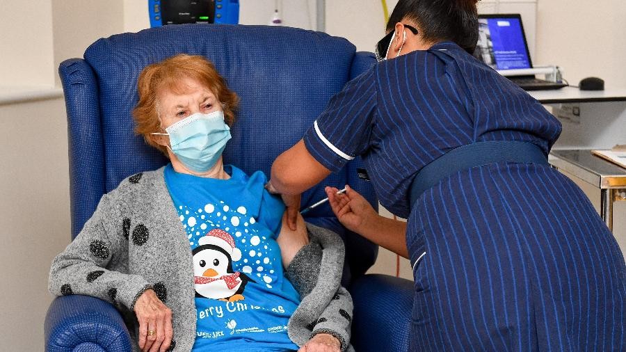 Margaret Kennan, de 90 anos, é a primeira pessoa a ser vacinada contra a Covid-19