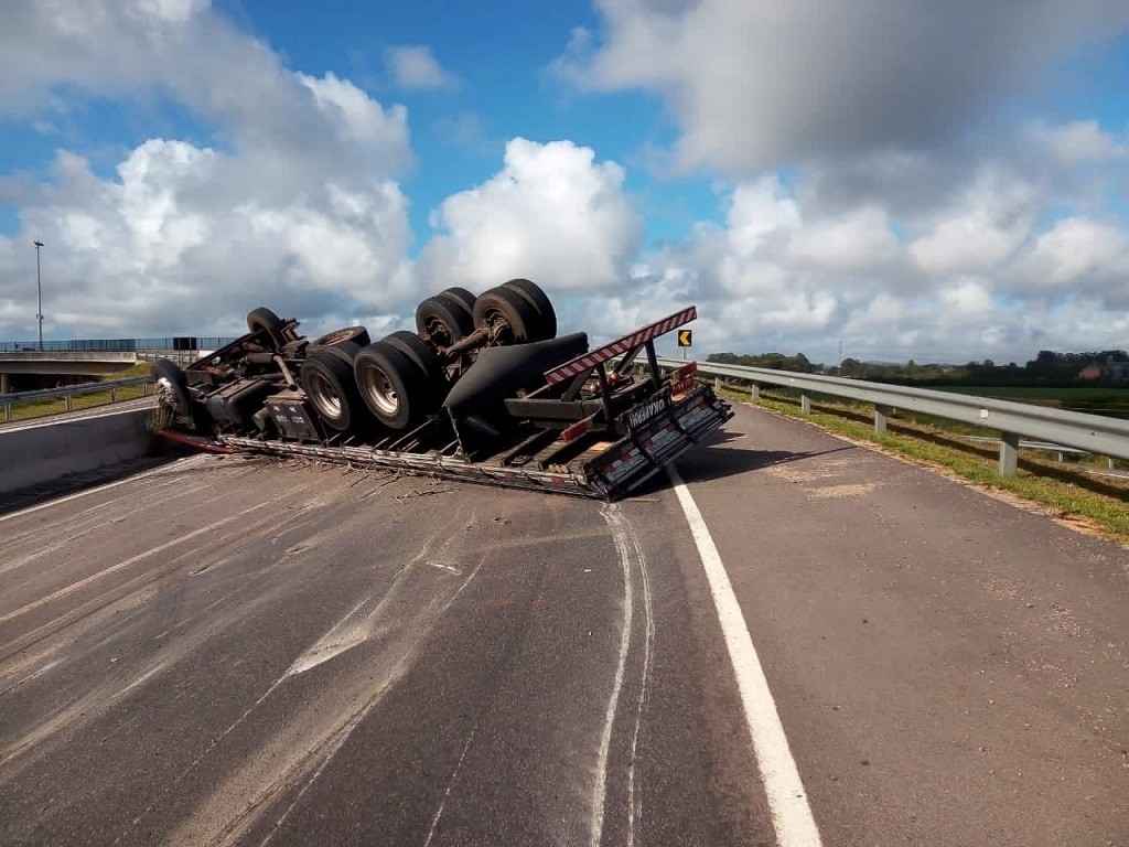 Caminhão carregado com bobinas tomba na BR-116, em Pelotas