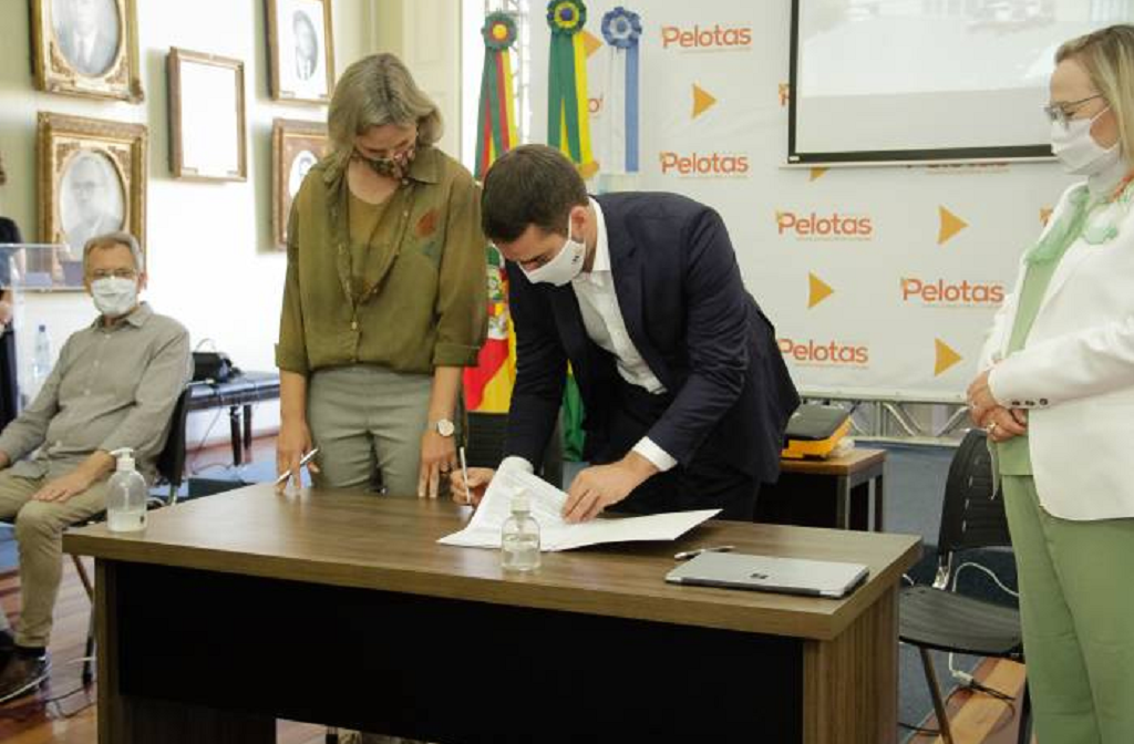 Prefeita e governador assinam convênio para licitar projeto do HPS de Pelotas