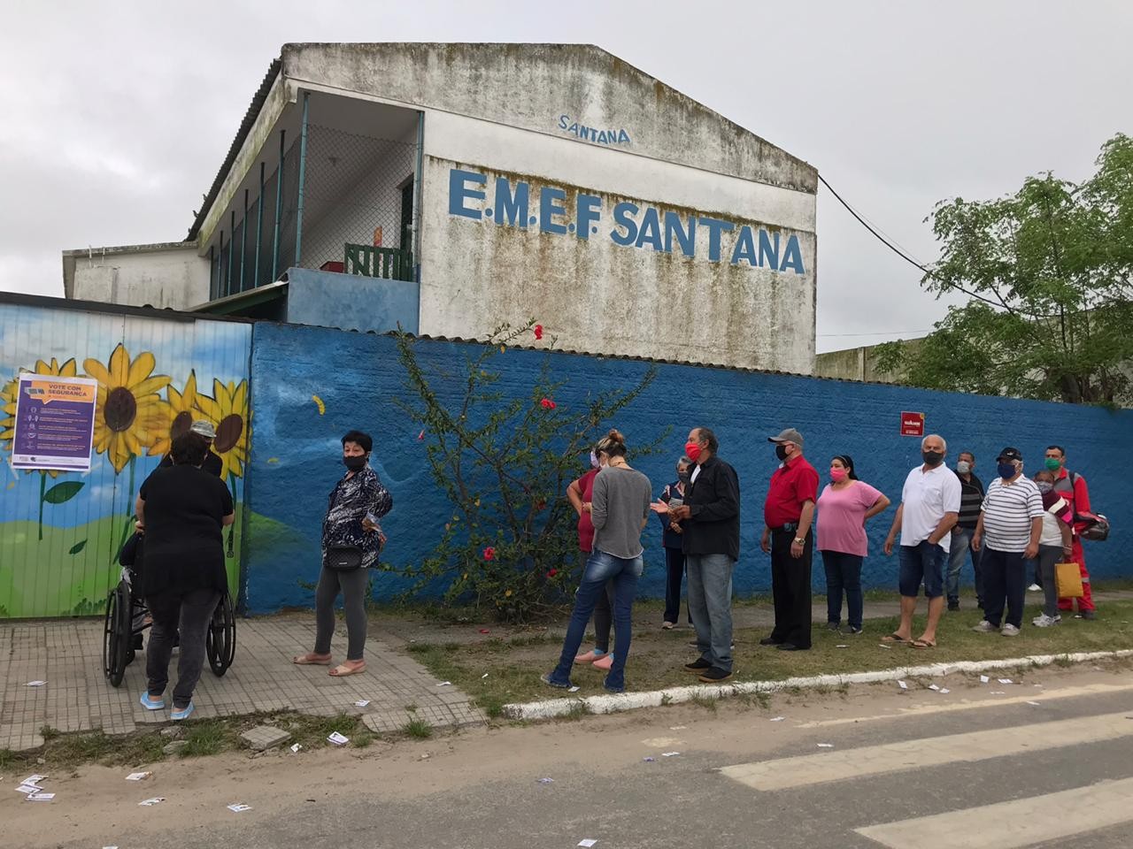 Início das eleições tem filas antes da abertura dos portões e uma ocorrência em RG