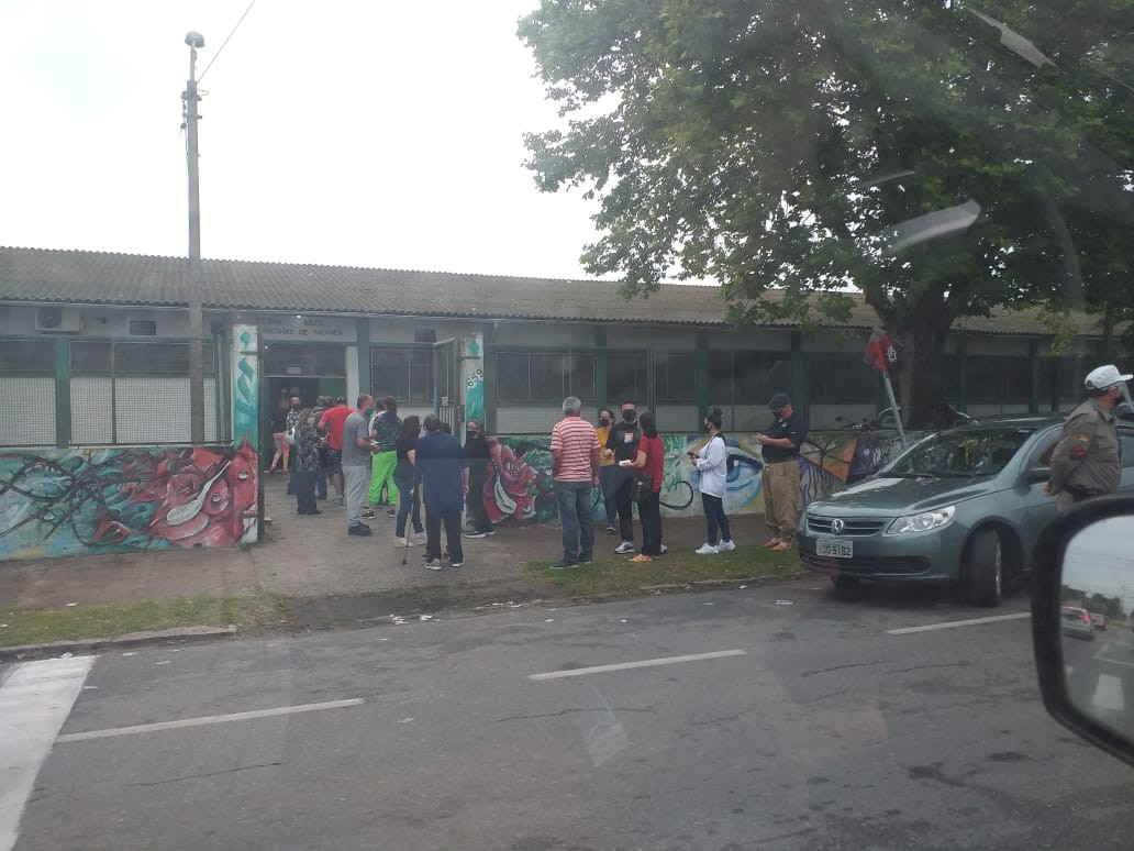 Longas filas são registradas em colégios eleitorais em RG
