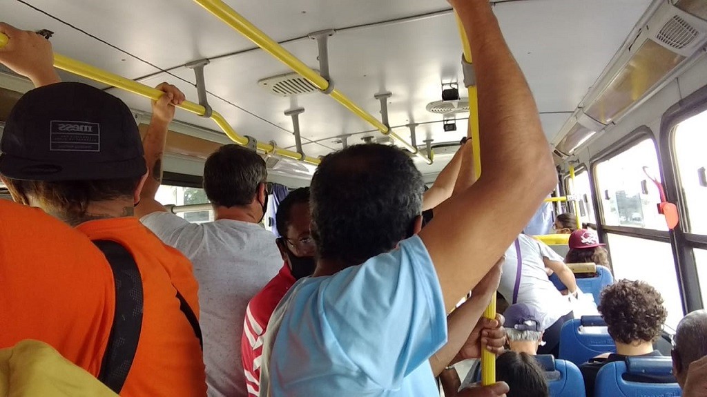 Eleitores dependentes do transporte público encaram ônibus cheios e com atraso neste domingo (15)