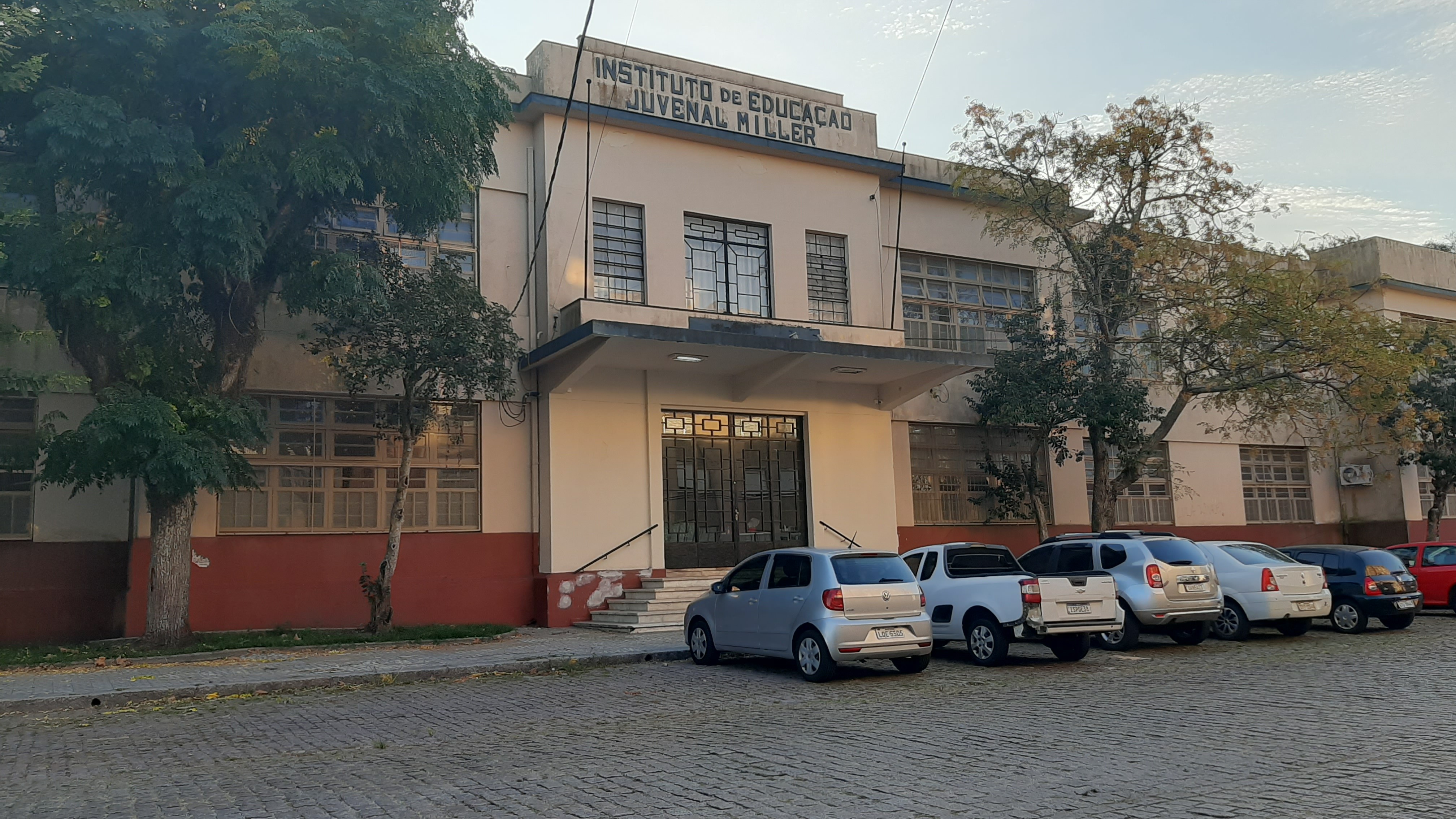 Regiões precisam ficar duas semanas em vermelho para interromper aulas