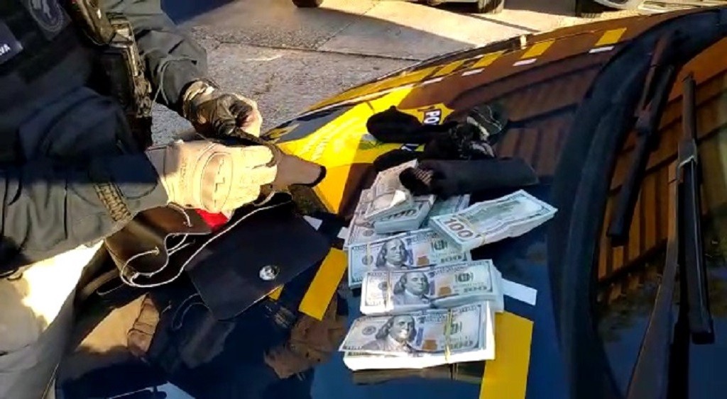 PRF prende homem que transportava 100 mil dólares escondidos dentro de meias em Pelotas
