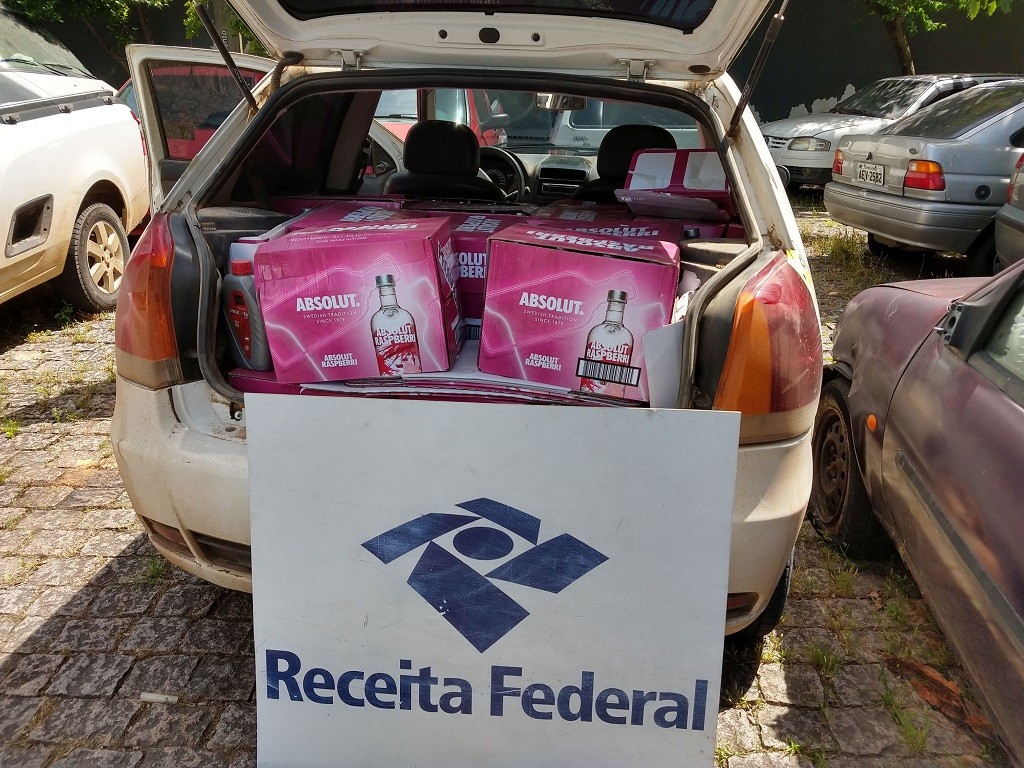 Receita Federal e BM apreende veículos e bebidas estrangeiras em Pelotas