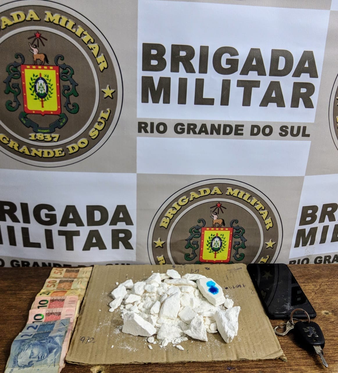 Policiais do 6º BPM prendem trio por tráfico de drogas