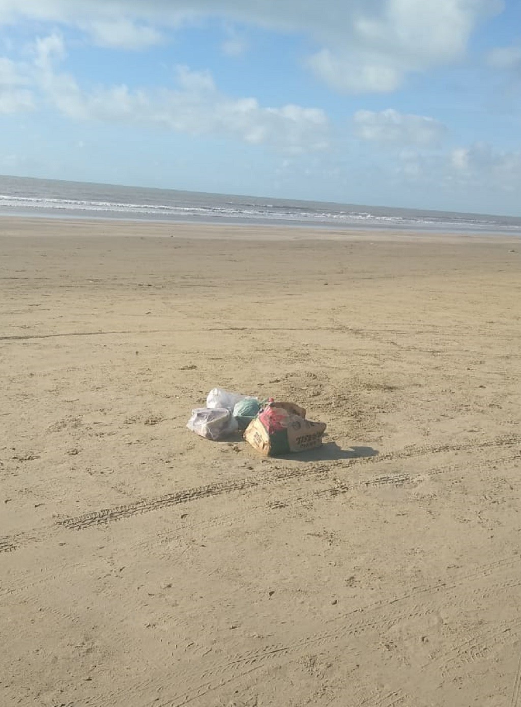 Após movimentação no final de semana, sacos de lixos são descartados na Praia do Cassino