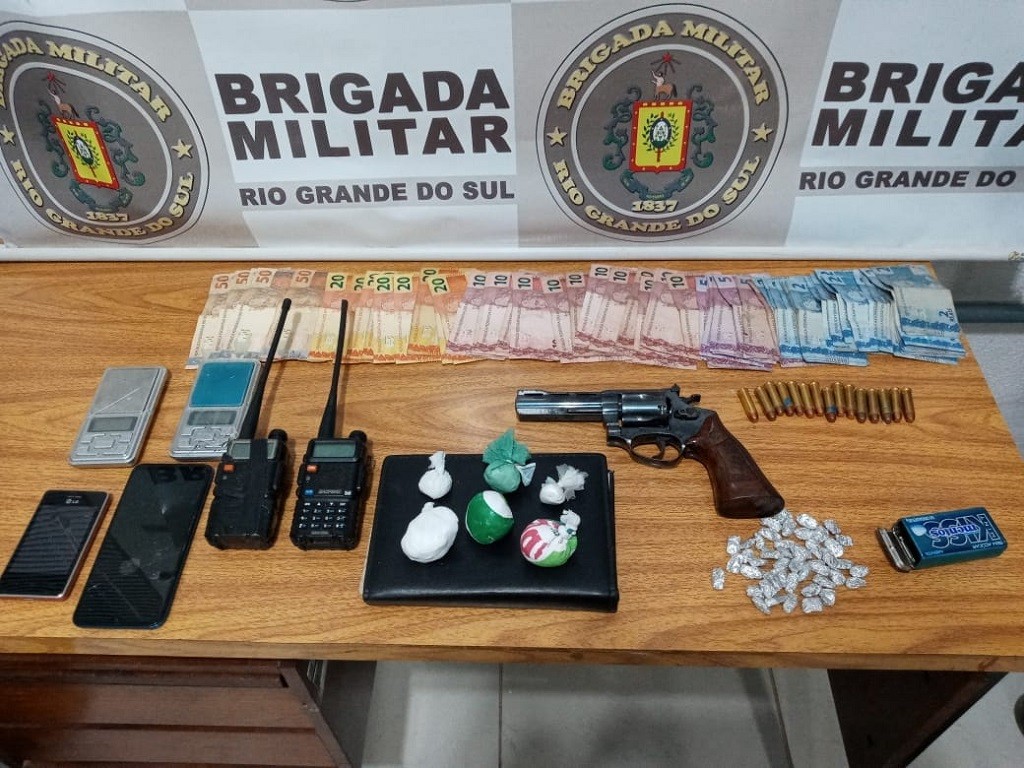BM prende dupla por tráfico de entorpecentes e porte ilegal de arma de fogo em Rio Grande