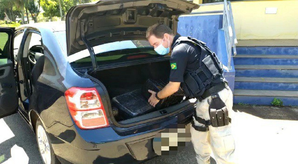 PRF prende casal de Rio Grande transportando 100 quilos de maconha 
