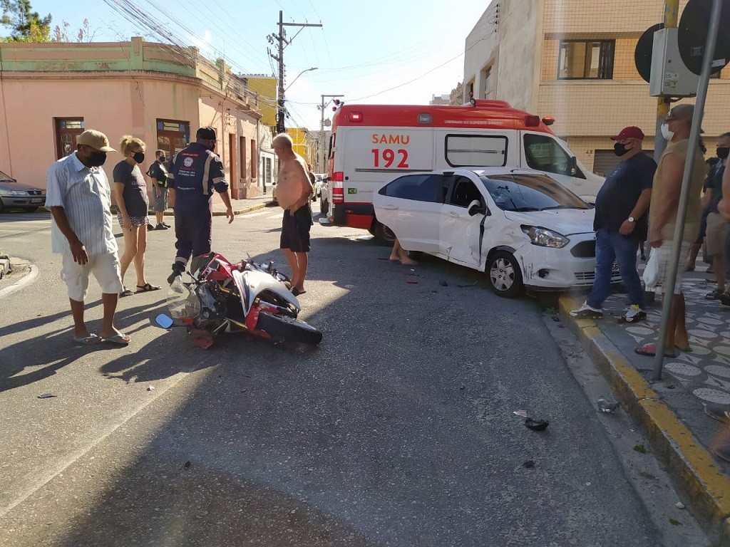 Acidente entre carro e moto deixa uma pessoa ferida no Centro de Rio Grande
