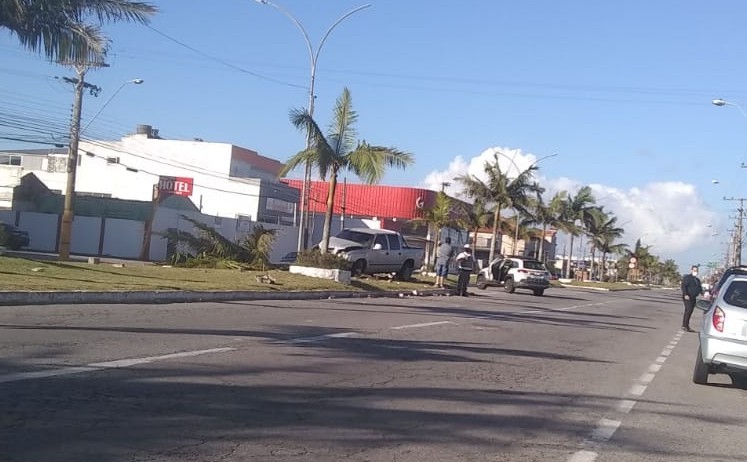 Homem tem mal súbito e carro colide em árvore na manhã de hoje (31) na Av. Presidente Vargas 