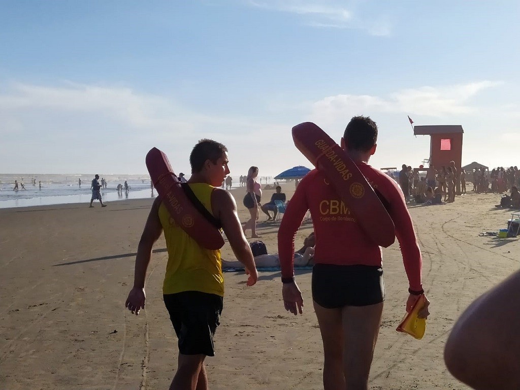 Guarda-vidas realizam 15 salvamentos durante feriadão na Praia do Cassino