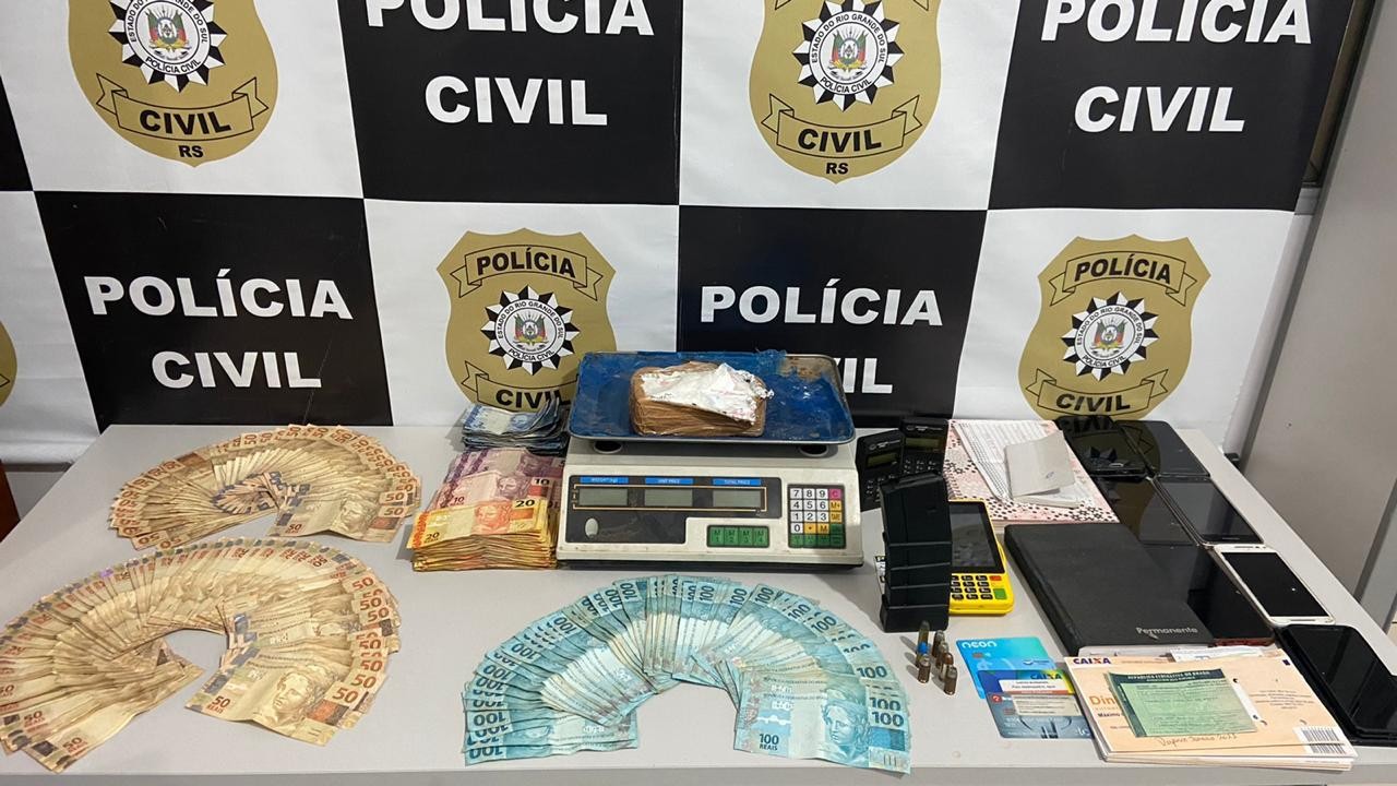 Polícia Civil apreende drogas, dinheiro e partes de armas em casa no bairro São Miguel