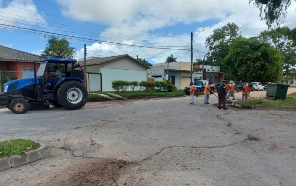 Executivo Municipal faz limpeza das ruas de acesso ao Balneário Cassino