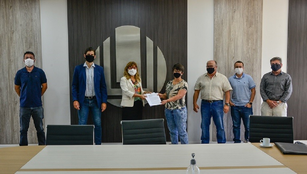 Reitora Cleuza Dias assina contrato para obras de novo prédio em São Lourenço do Sul
