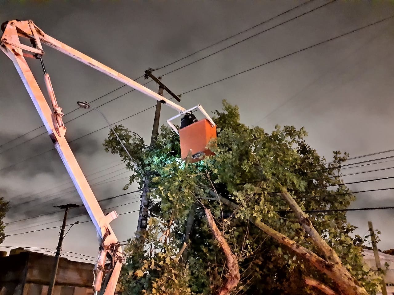 75 mil pessoas ainda continuam sem energia elétrica na Zona Sul
