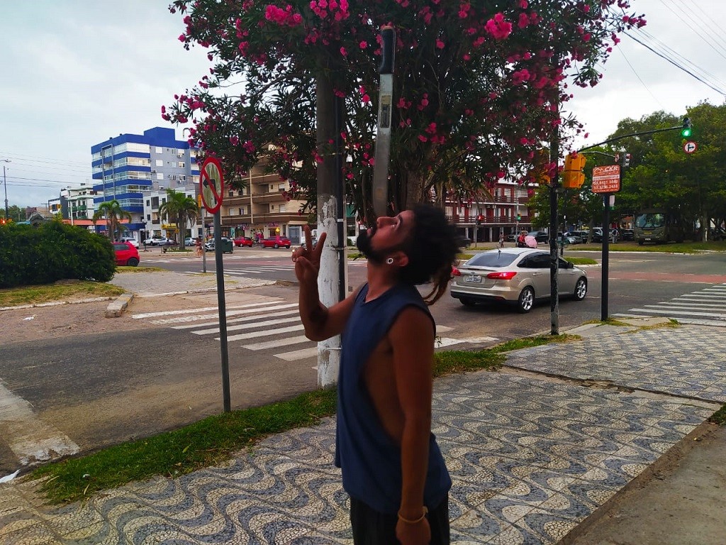 Dedelle, o malabarista da "Maior Praia do Mundo"