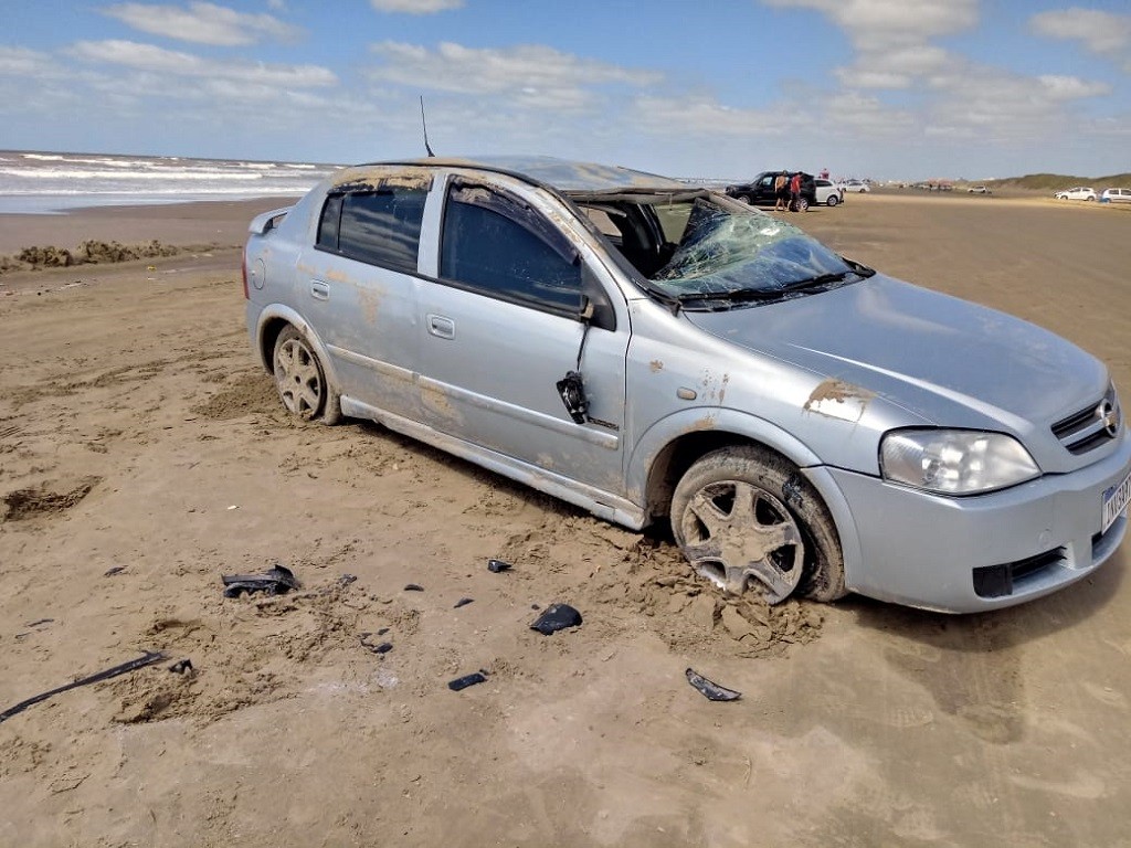 Veículo danificado é encontrado na orla da Praia do Cassino