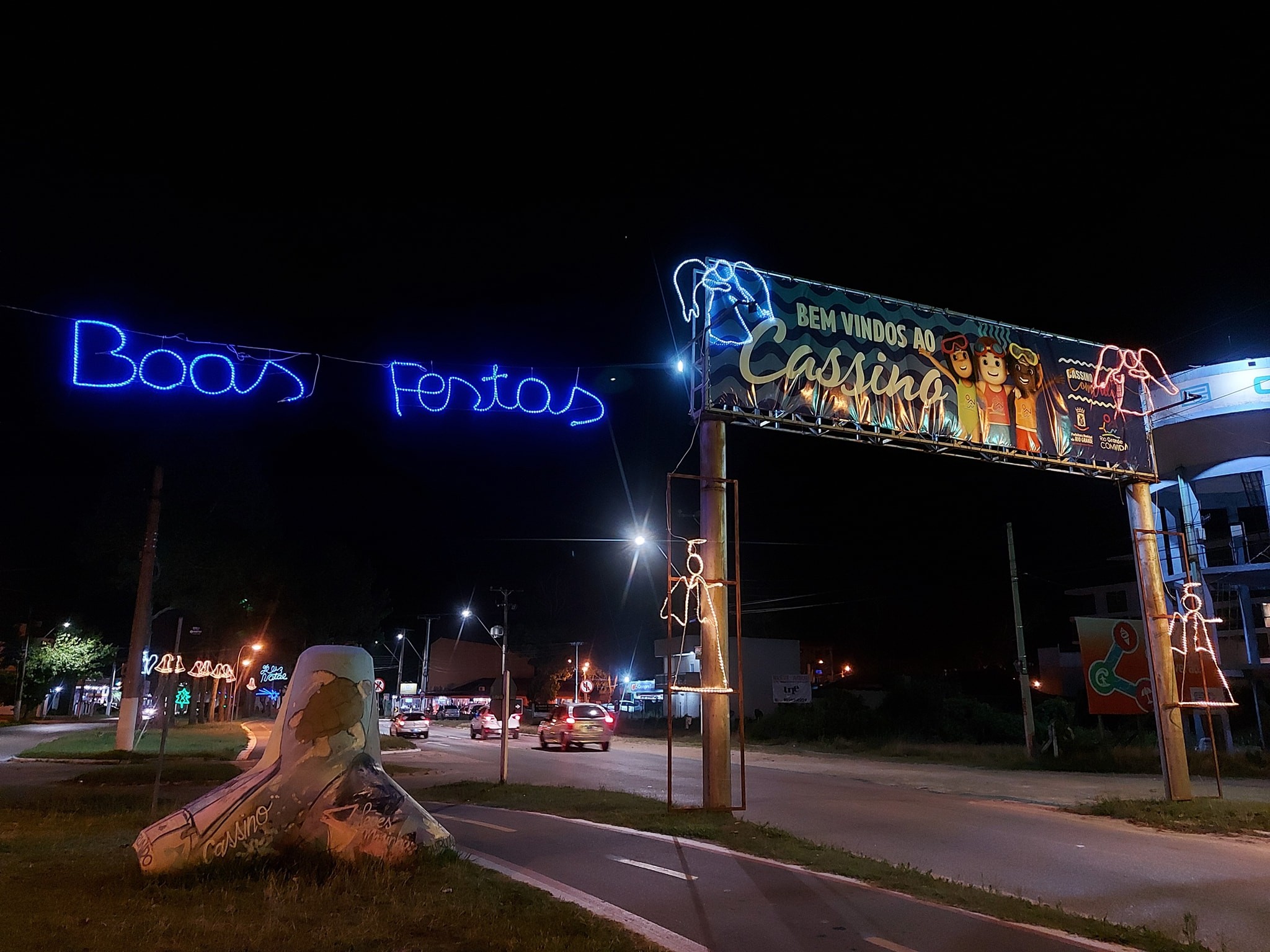 Avenida Rio Grande é decorada com enfeites natalinos
