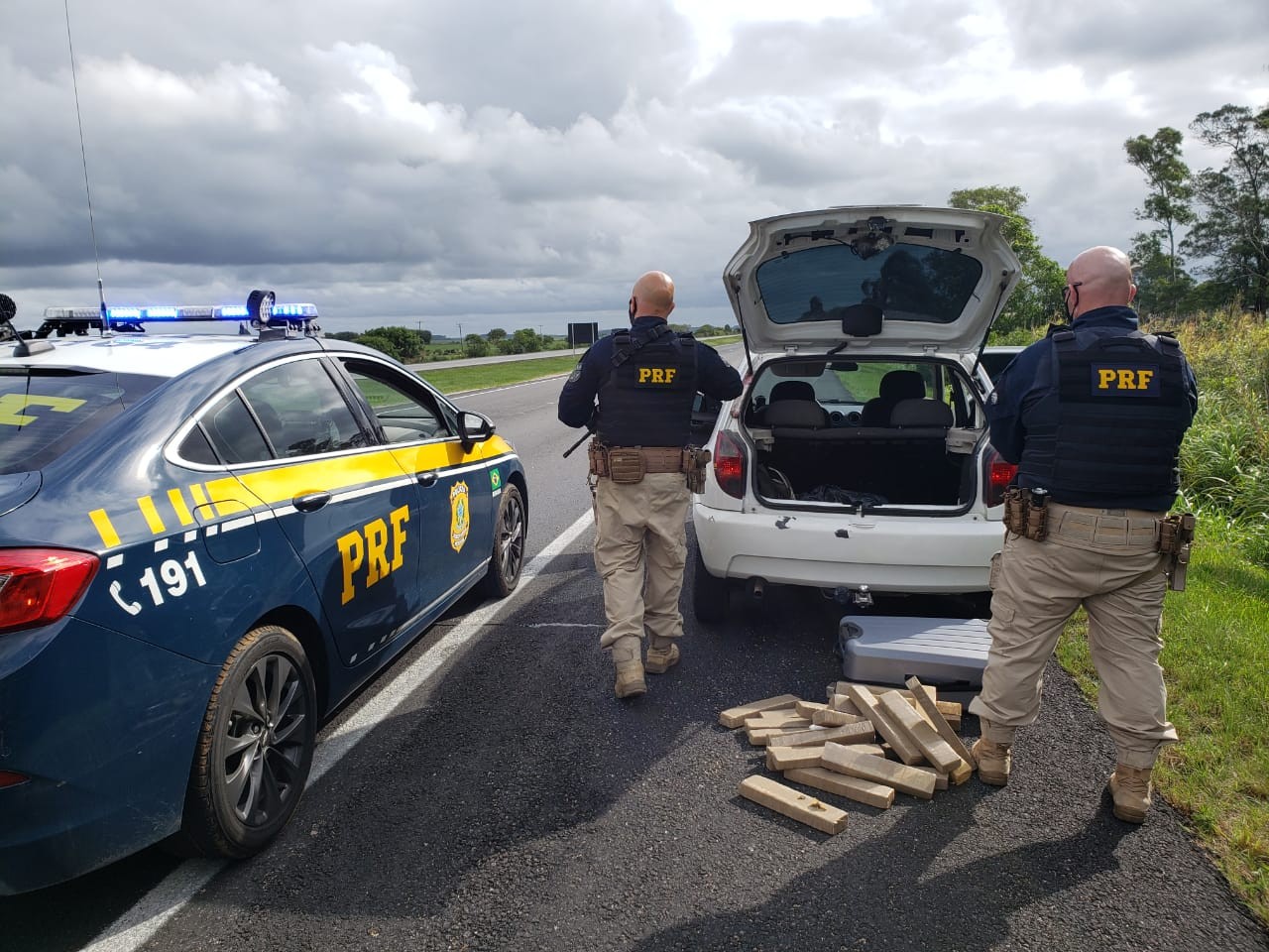 PRF e RFB prendem três traficantes e apreendem 30 quilos de maconha em Pelotas