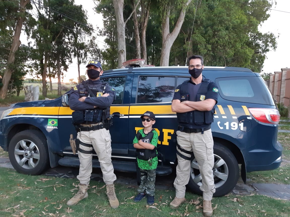 PRF realiza surpresa em Rio Grande para menino de 6 anos que tem sonho de ser policial