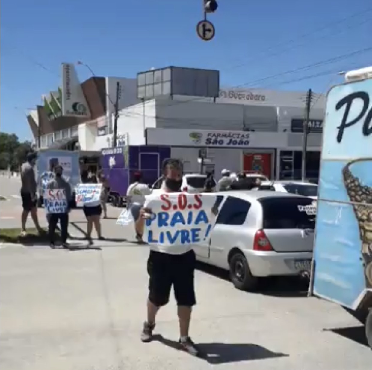 Ambulantes protestam no Cassino pedindo liberação da circulação na orla 