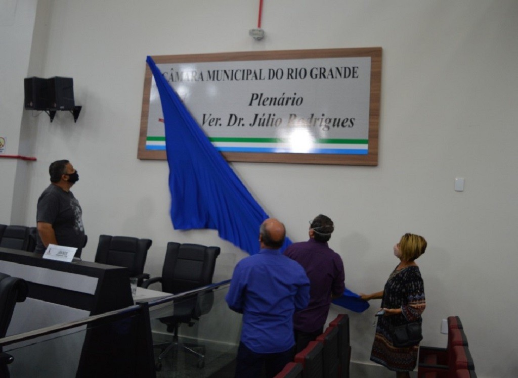 Inaugurada placa que dá nome ao plenário da Câmara de vereador Dr. Júlio Rodrigues