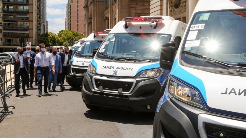 RS recebe 25 furgões e cinco ônibus adaptados para o transporte de presos