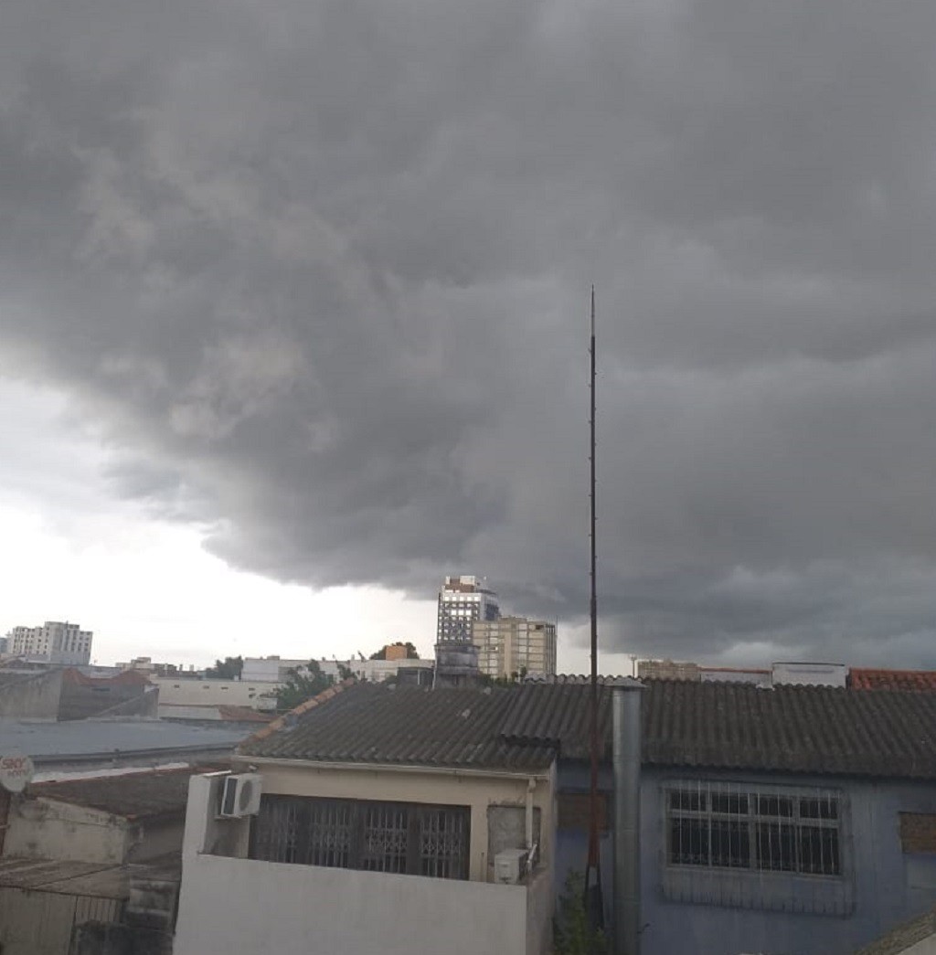 Metsul e Defesa Civil RS alertam para chuvas e rajadas de vento para esta quarta-feira